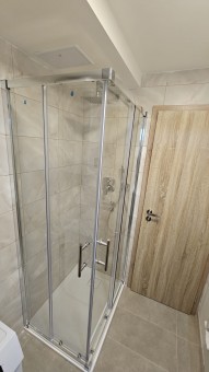 Koupelna: sprchový kout, pračka, umydlo