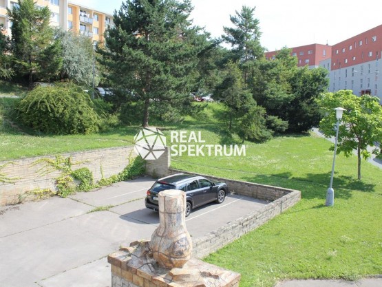 vyhrazené parkoviště (1)