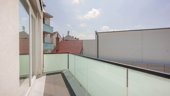 RS I FAMEROVO NAMESTI-74