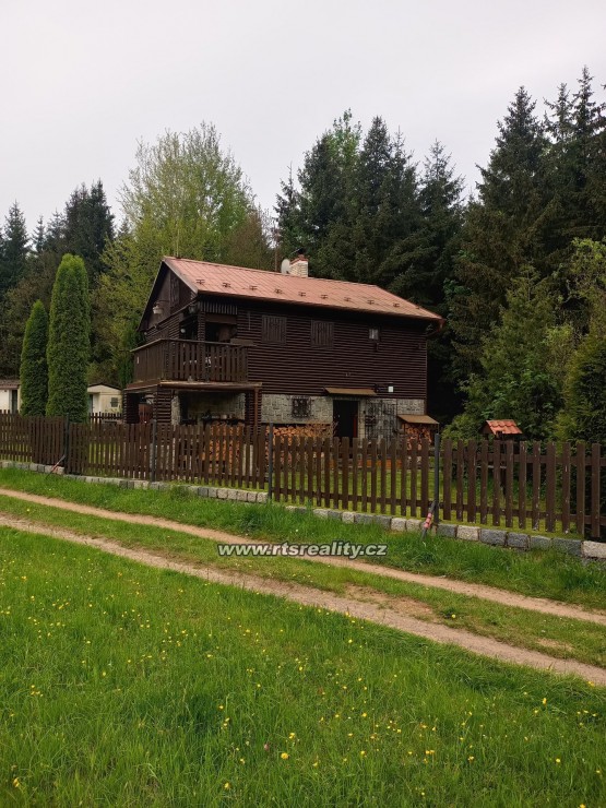 Pohled z pravéo boku z dálky