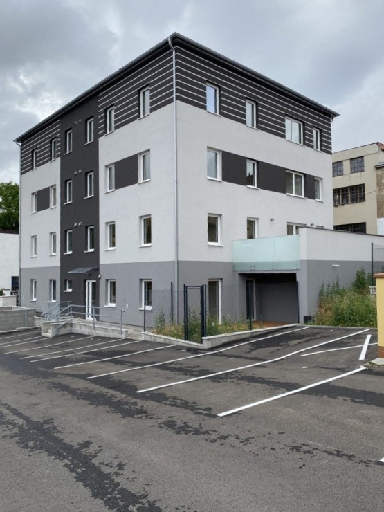 15 parkovací stání za domem