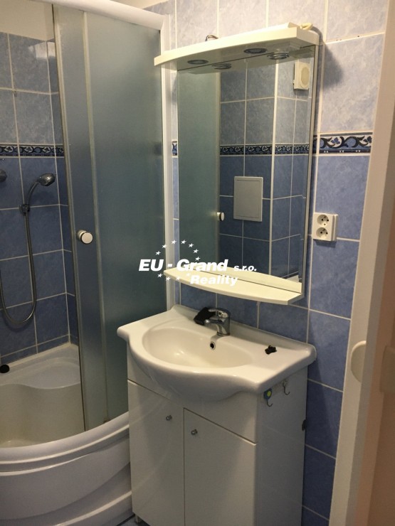 6B576209-E8C3-4995-8F56-6F229D49854B