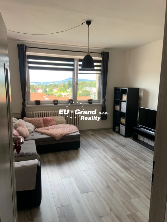 79370D5F-F3E9-41F6-8347-6A97D7633013