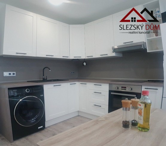 Tel: 604 799 700 RK Slezský dům