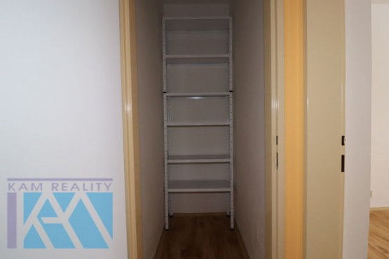 komora na chodbě bytu