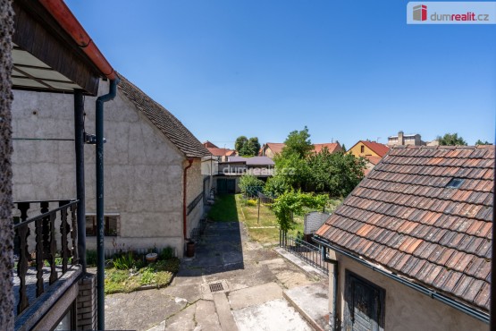 Pohled z ložnice na terasu