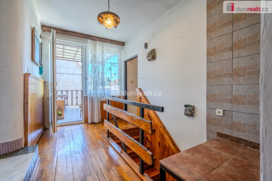 Chodba se schodištěm