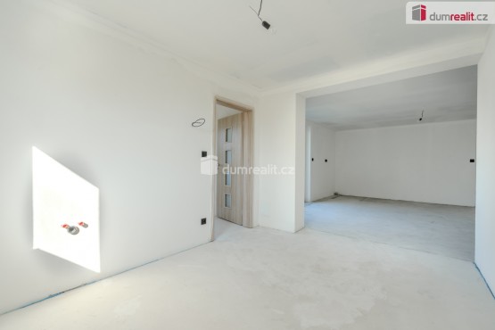 Pohled z kuchyně do obývacího pokoje