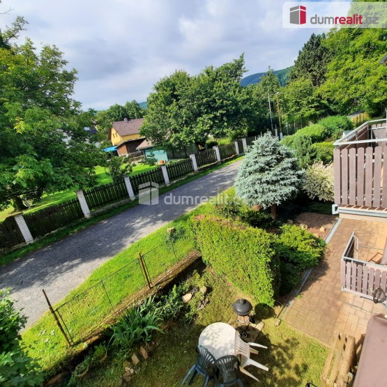 výhled z pokoje do ulice