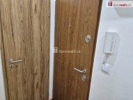 vpravo hl. dveře bytu; vlevo vstup na WC