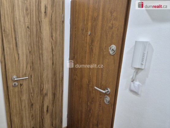 vpravo hl. dveře bytu; vlevo vstup na WC