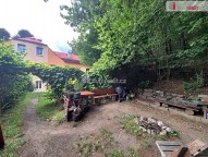 na zahradě ohniště