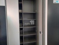 uzamykatelná skříň před bytem