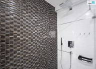 sprchový kout s dešťovou sprchou a umyvadlo značky