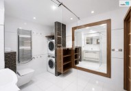 v koupelně vyhřívaná podlaha s termostatem