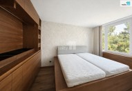 na stěnách je ručně vkládaný bílý říční kámen