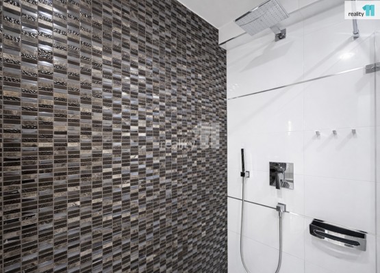 sprchový kout s dešťovou sprchou a umyvadlo značky