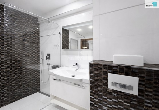 zrcadlo, umývadlo, WC značky Villeroy a Boch