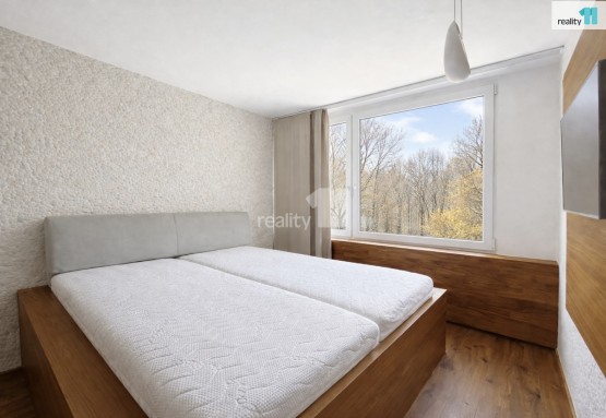 ložnice s vestavěným nábytkem