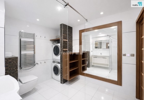 v koupelně vyhřívaná podlaha s termostatem