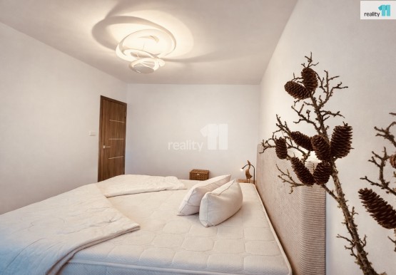 postel s matrací a topperem