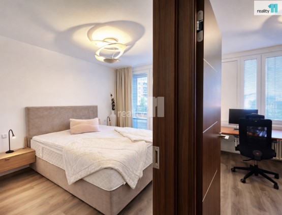 pohled z chodby do ložnice a pracovny