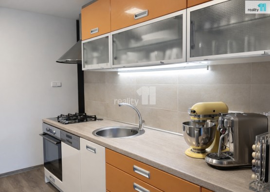 kuchyňská linka s plynovým sporákem