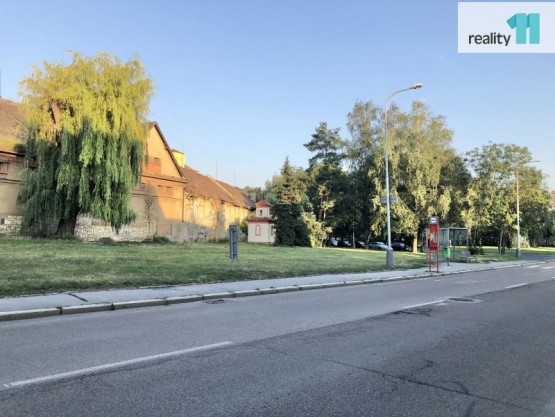autobusová zastávka před domem