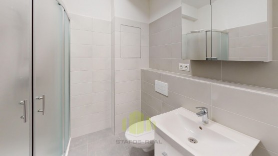 pronajem-bytu-1kk-29m2-5m2-zaskleny-balkon-1np-prostejov-bathroom.jpg