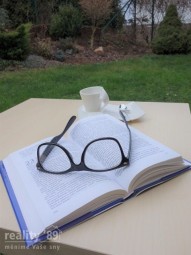 Chvíle pro knihu na zahradě