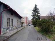 pohled z ulice směrem ke kostelu