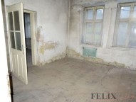 původní kuchyň s okny do ulice