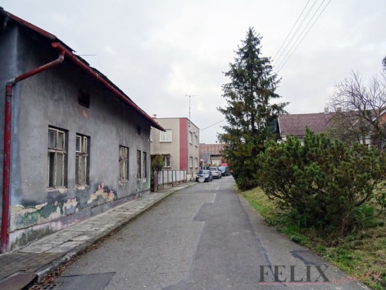 pohled z ulice směrem ke kostelu