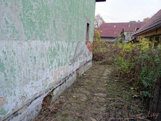 průchod do dvora a zahrady