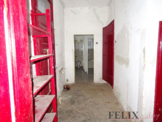 chodba+dveře na půdu a do koupelny