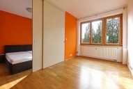 Dětský pokoj + ložnice - odděleno posuvnými dveřmi