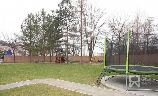 Dětské hřiště před domem
