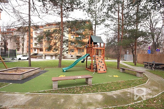 Dětské hřiště před domem