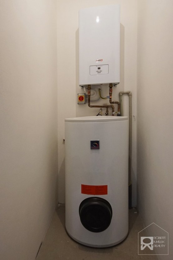 Technická místnost s elektrokotlem + zásobních na teplou vodu