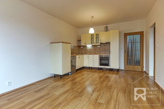 Obývací pokoj s kuchyňským koutem a vstupem na balkon