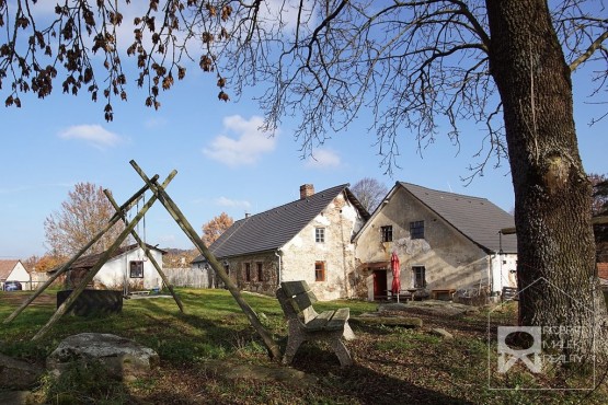 Pohled na dům a bývalou mlýnici
