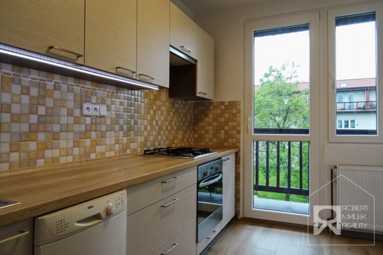 Kuchyň se vstupem na balkon