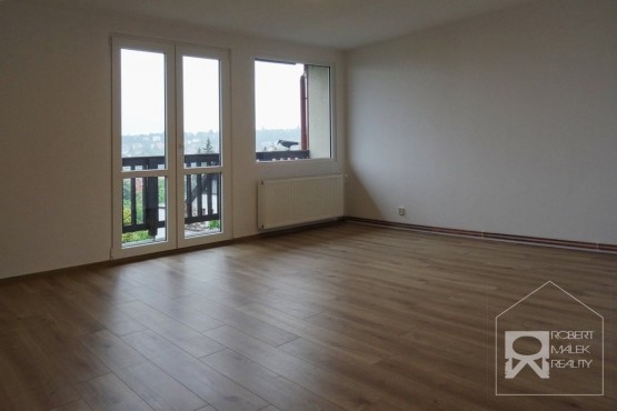 Obývací pokoj se vstupem na balkon