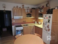 Kuchyňská linka a jídelní část