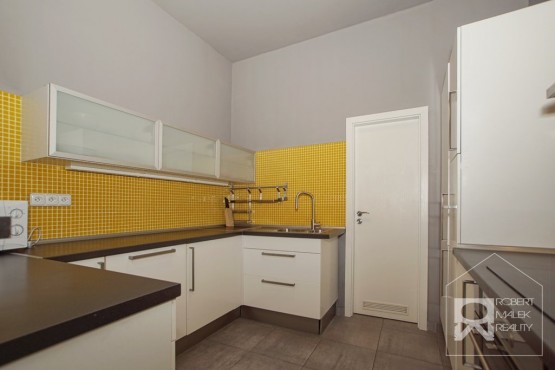 Kuchyňská linka s barovým pultem