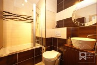 Koupelna s toaletou a vanou