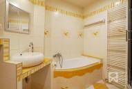 Koupelna s vanou a toaletou