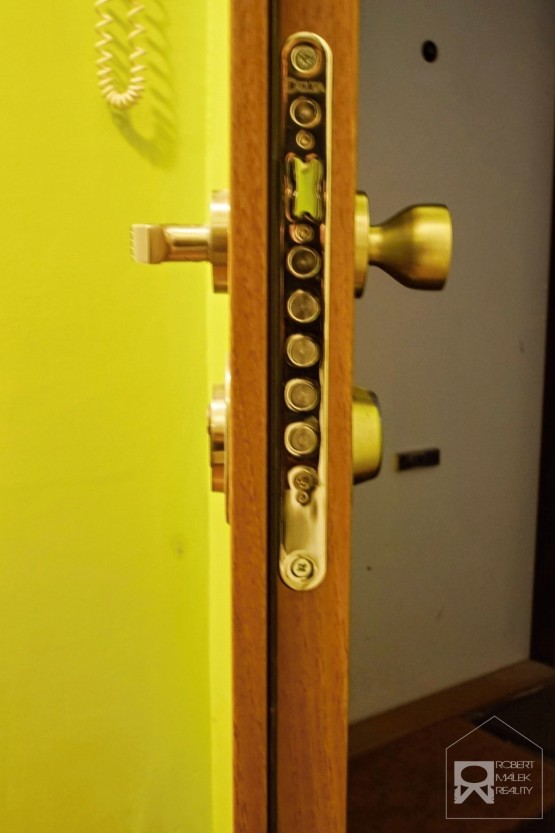 Bezpečnostní dveře v bytě