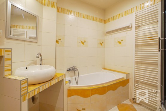 Koupelna s vanou a toaletou