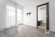 Obývací pokoj se vstupem na terasu a do ložnice